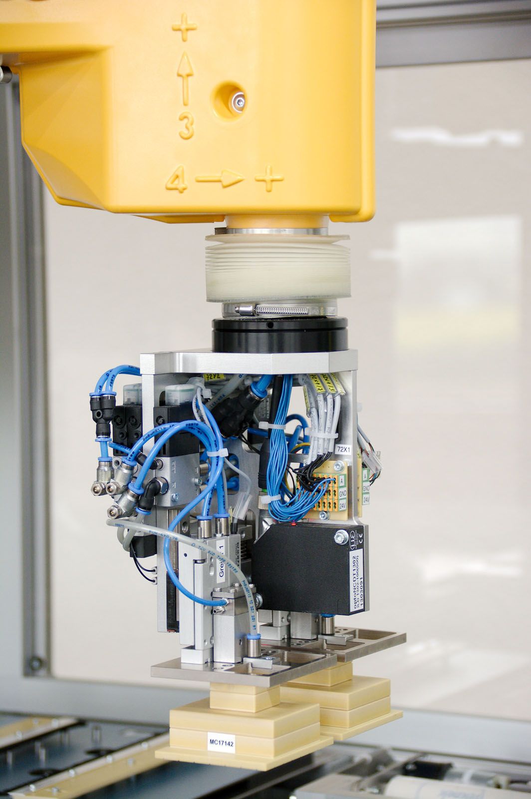 Robotic vacuum gripper